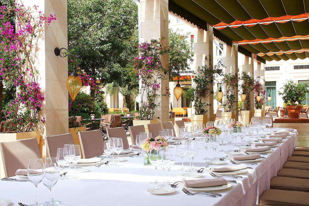 Mesa de banquete con vistas al jardín